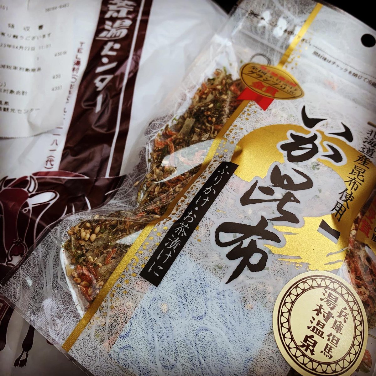 kaoru3737's tweet photo. 会計金額の10〜40%が当たる「くじ」で私は20%をGET!
早速、1階の 荒湯センター さんで支配人オススメの「ご飯のお供」をGET!
お得な朝✌️
#湯村温泉
#商品券が使えるお店
#荒湯観光センター #荒湯センター
#Cafe98℃( @cafe_98degrees )
#とちせん
#カドミセ
#薬師湯
#新温泉町
#おんせん天国 https://t.co/M0n0c6NGvM