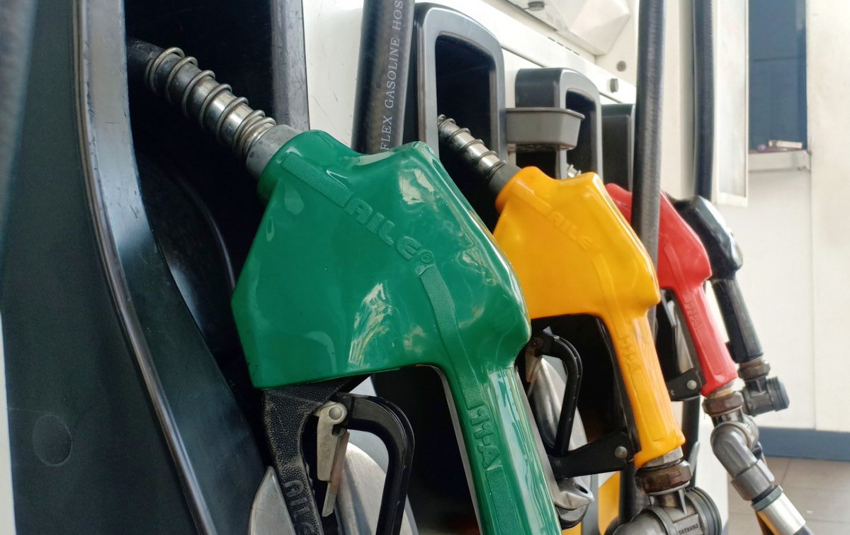 alvinelchico's tweet photo. Ayun lumaki-laki pa ang ROLLBACK sa Martes.😎

Eto na final estimates mga motorista:

Gasolina    P1.50-P1.80/L⬇️
Diesel         P0.80-P1.00/L⬇️
Kerosene  P0.20-P0.40/L⬇️ https://t.co/8Hnsw8UIOL