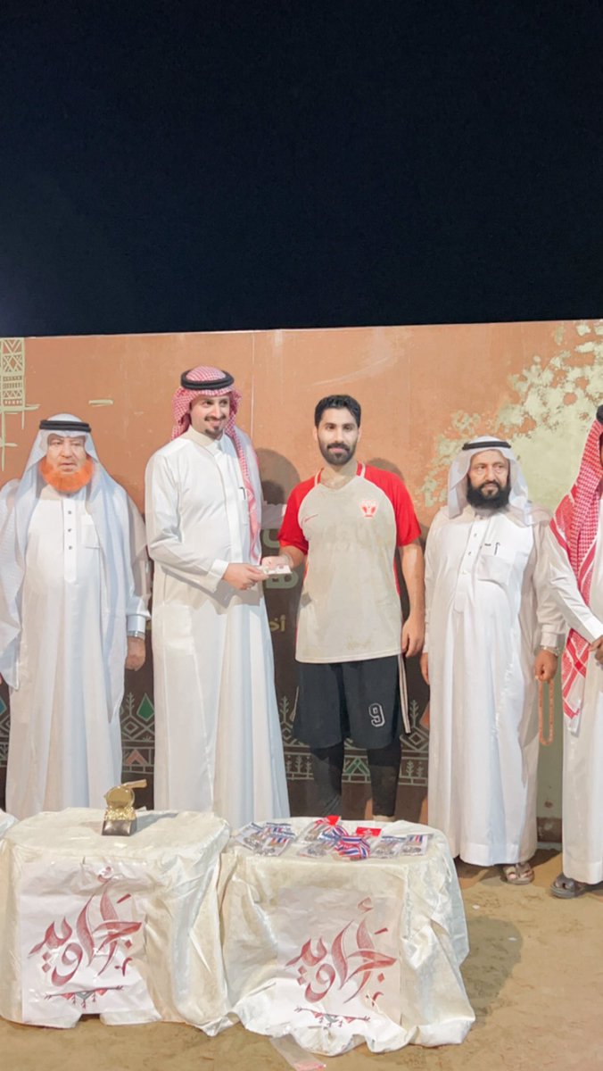 3RABHA3's tweet photo. جانب من تكريم الاستاذ محمد بن عبدالوهاب المتحمي رئيس مركز السعيدة ل الفريق الفائز في نهائي البطولة الداخلية في قرية ربحة https://t.co/jlXfznGBmy