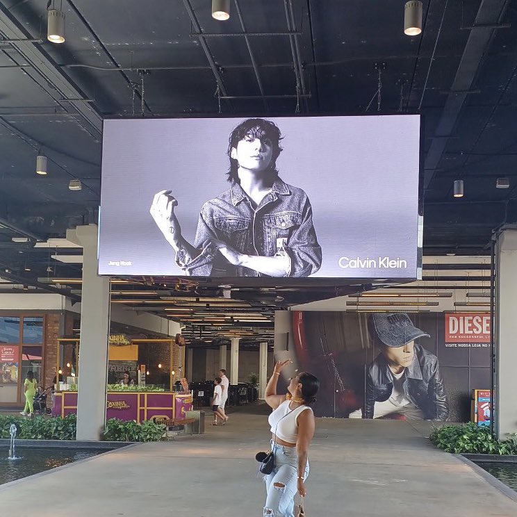 Jeon Jungkook Brazil on X: [📸] Finalmente cariocas! Anúncio de Jungkook  para a Calvin Klein em loja da marca no Barra Shopping, no Rio de Janeiro  🇧🇷 #JUNGKOOKxCALVINKLEIN  / X