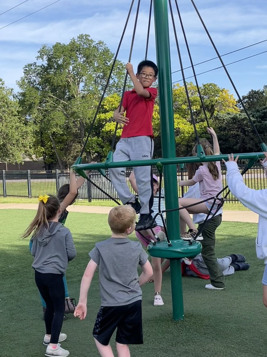 SherryTeach4Fun's tweet photo. Happy Earth Day!💚🌎💚 Picnic pizza party at the park☀️ @WGESdragons https://t.co/Dhq2YaIsrr