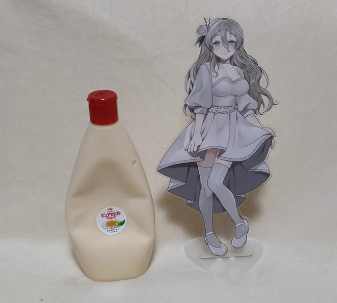 ウォオオオ!ポーラちゃんアクスタ届いたぁあ!!!!!!!ご飯ちょうど食べ終わったタイミングで届いたからわかりやすいかなってマヨネーズとサイズ比較です!!!!!!でかい!!!!かわいい!!!!! 