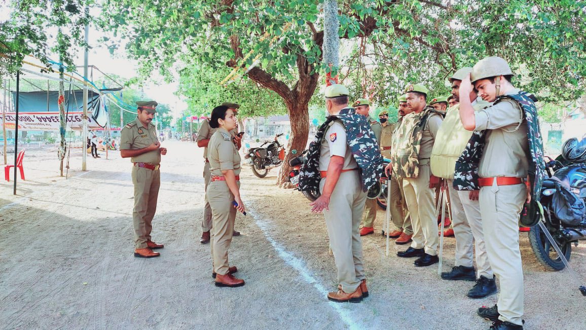 DspPragya's tweet photo. Force briefing on the occasion of Eid #with DM Sir n SSP Sir @uppolice @jhansi police @sspjhansi https://t.co/grFPmwbUsF