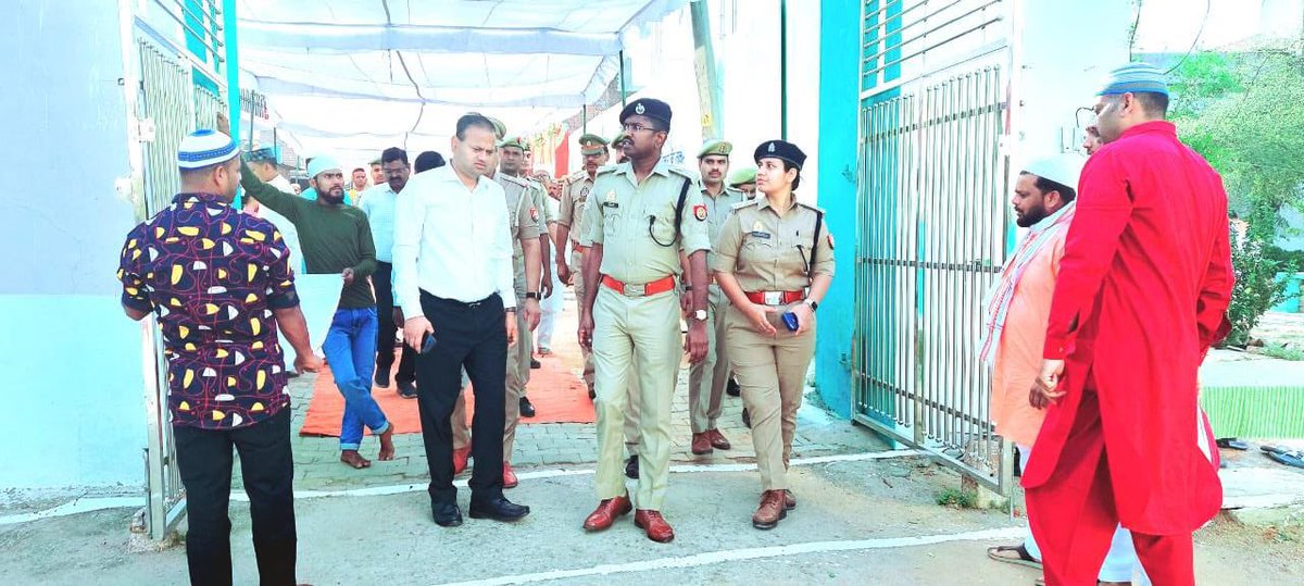 DspPragya's tweet photo. Force briefing on the occasion of Eid #with DM Sir n SSP Sir @uppolice @jhansi police @sspjhansi https://t.co/grFPmwbUsF
