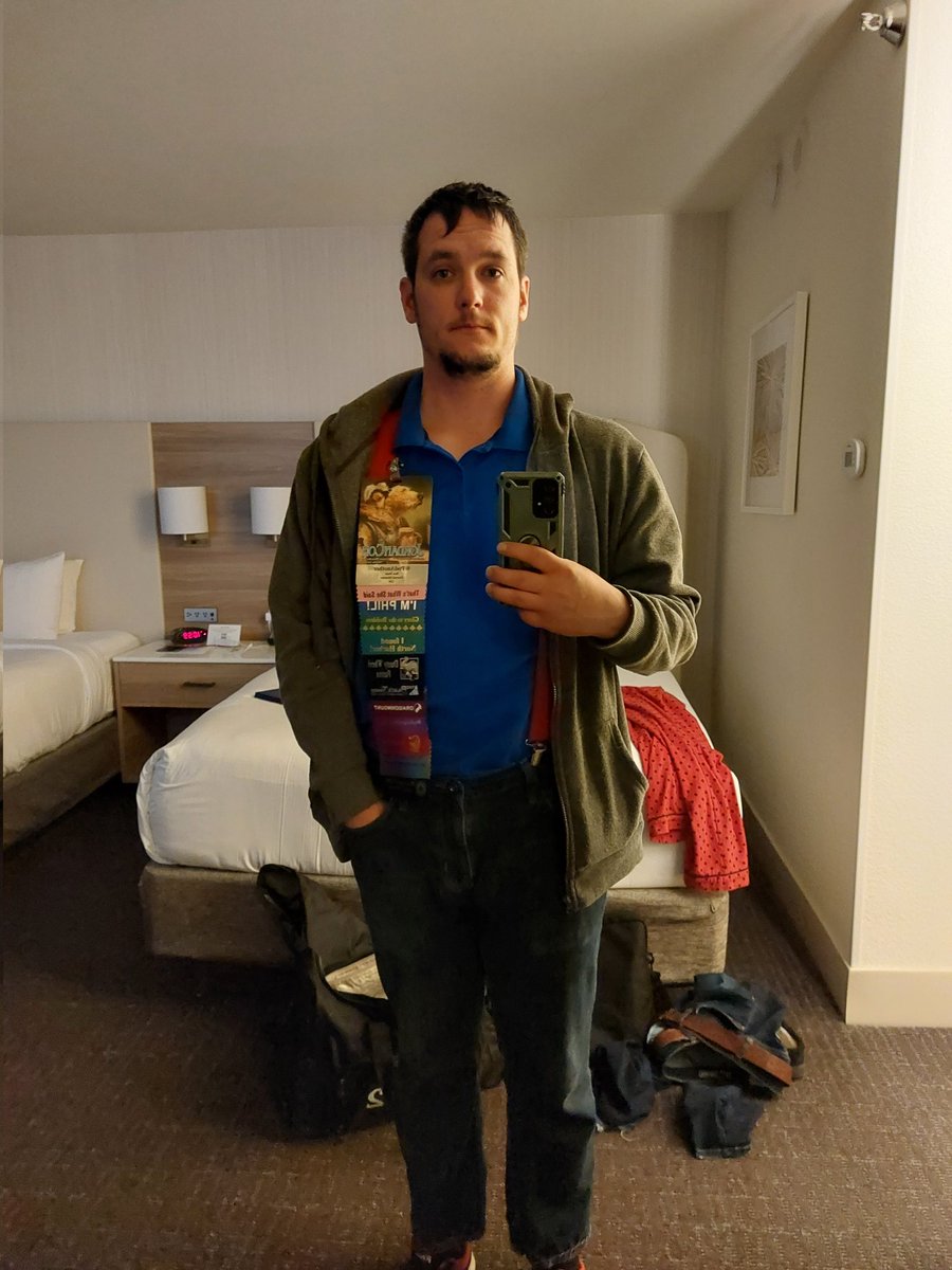 Holding up towards the end of night one of #JordanCon2023