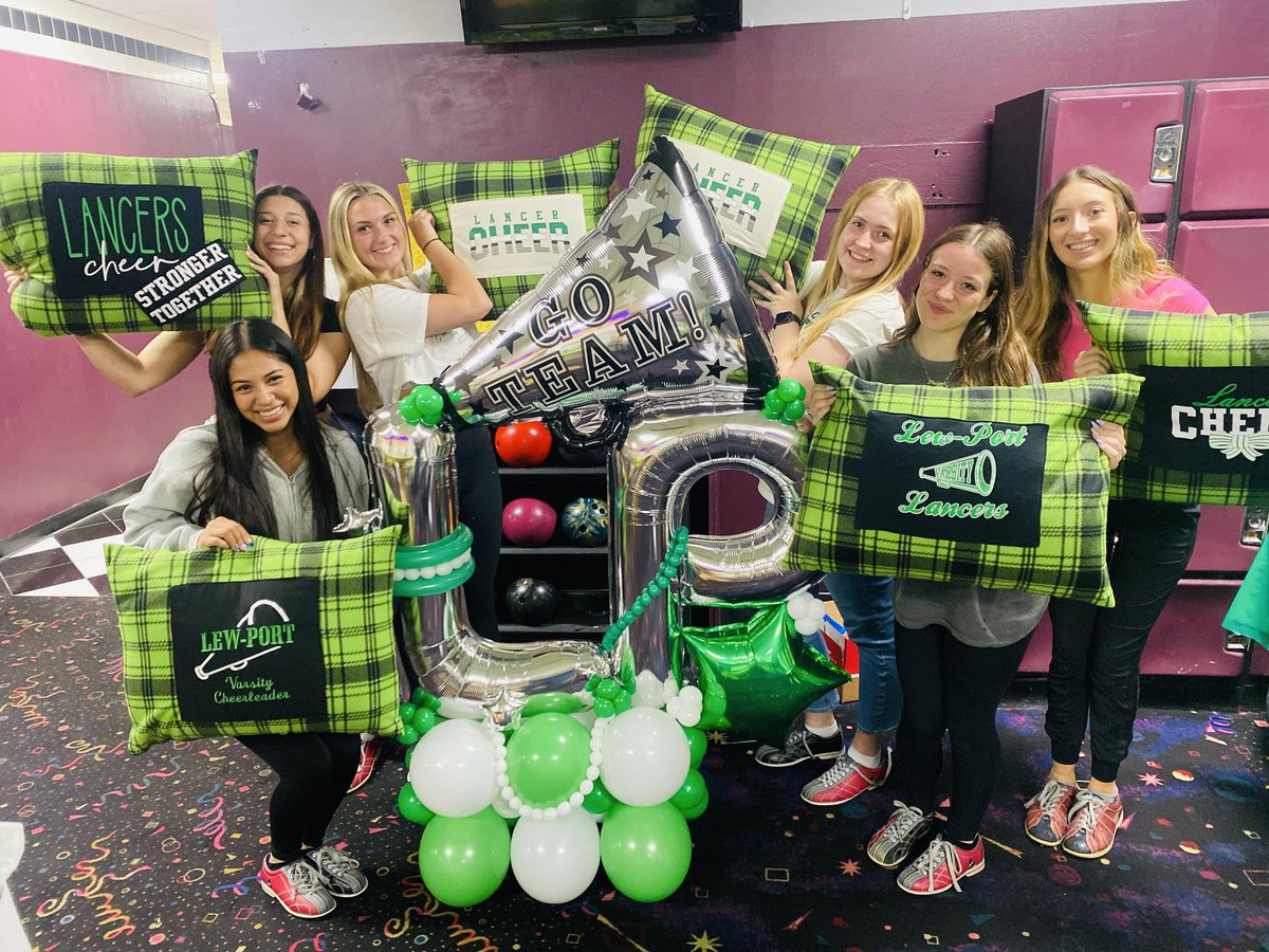 LewPortCheer's tweet image. Celebrating our season and our seniors!  What a year..thanks for all the memories 💚🤍🥹
#Ateam #ReallyBadBowlers
@LewPortLancers