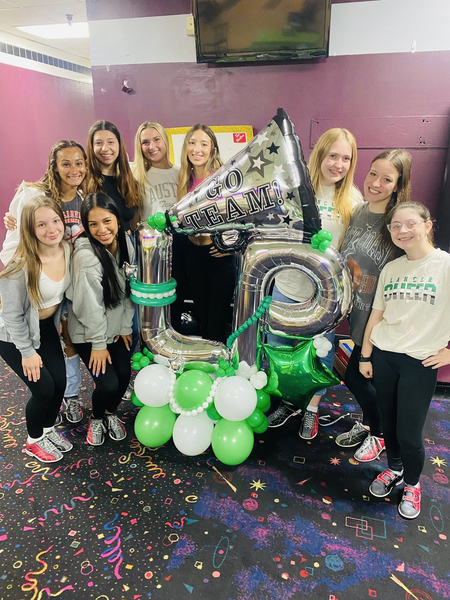 LewPortCheer's tweet image. Celebrating our season and our seniors!  What a year..thanks for all the memories 💚🤍🥹
#Ateam #ReallyBadBowlers
@LewPortLancers