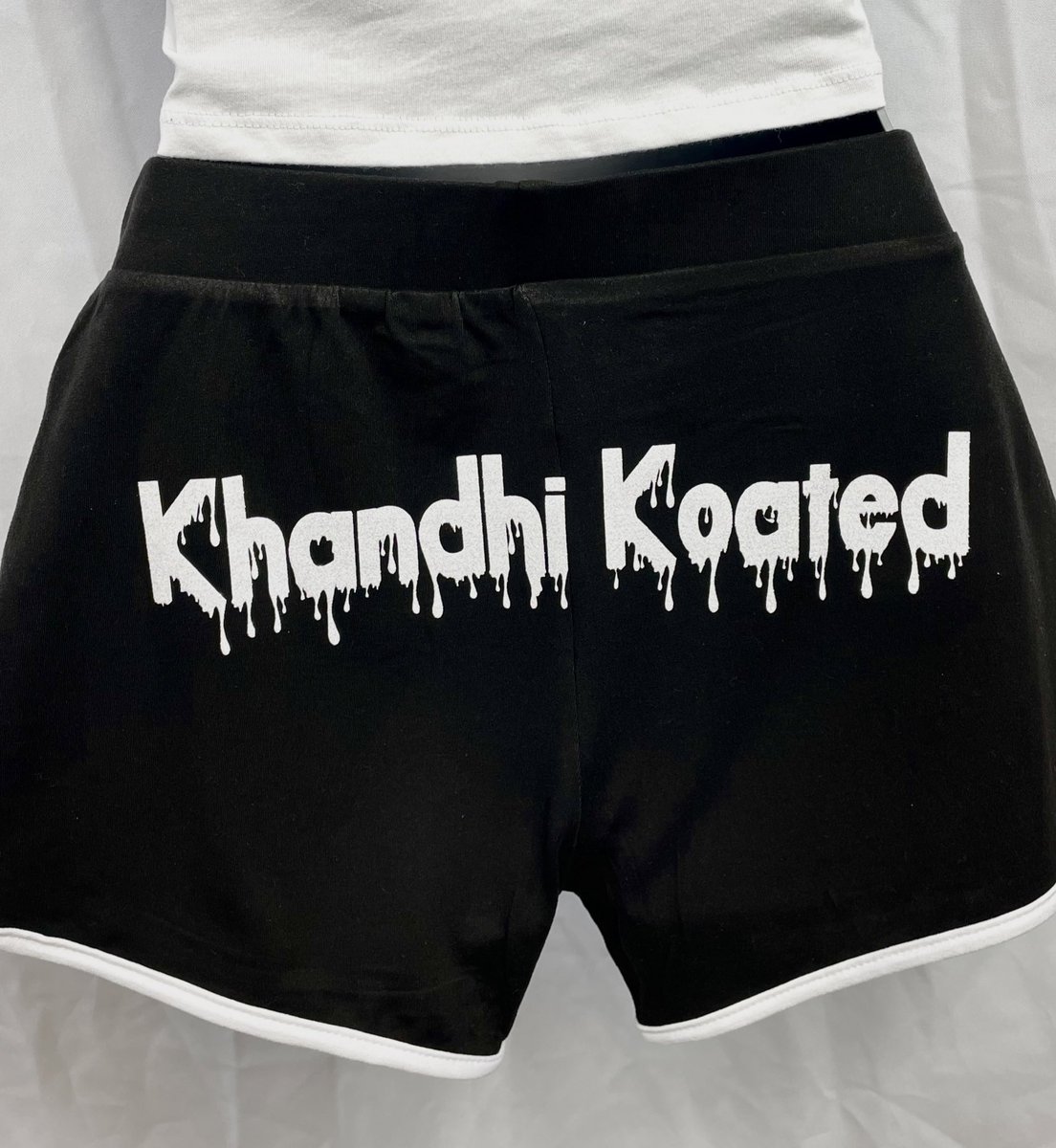 thekhandhishop's tweet photo. 👚🍭BodyKhandhi Shorts Set 🩳🍭
👚 White Crop Top • Stamped Sleeves
🩳 Black Shorts • Khandhi Koated Drip
📏 Sizes: S - 3XL
📦 Ships from: Fortson, GA
#TheKhandhiShop #BodyKhandhi #KhandhiKoated #ShortSet #BlackOwned #BlackBusiness #BlackQueen #blackshorts #whitecroptop https://t.co/4rjd80HzPB