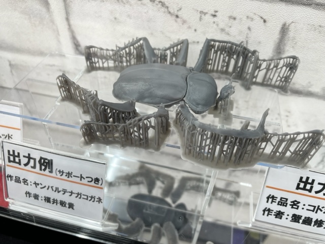 Kotobukiya_akb's tweet photo. 【コトブキヤ秋葉原館3階】 本日より秋葉原館、日本橋店にて光造形式の３Dプリンターとレジンを期間限定で取り扱い開始！！  店頭では初心者向けセットの実物や、実際に出力した3D造形のサンプルも展示中です！
購入した3Dプリンターは無料でご自宅まで配送いたします✨どうぞお見逃しなく！
#SK本舗 https://t.co/3CW4i7EDA6