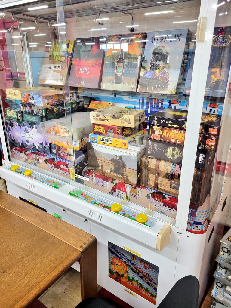 ACT_Gotenba's tweet photo. セーラちゃんにちょっと無理を言ってプライズ機内にあったフィギュアと、ボードゲームコーナーの棚となっていた機械もまぼろし博覧会に寄贈しました。
ただのプライズフィギュアですが撤去作業中にふと見た時、時代の流れを感じた為お願いしました。
今後、きっとどこかに展示されると思います☆ミ https://t.co/w7AKqS0tmU