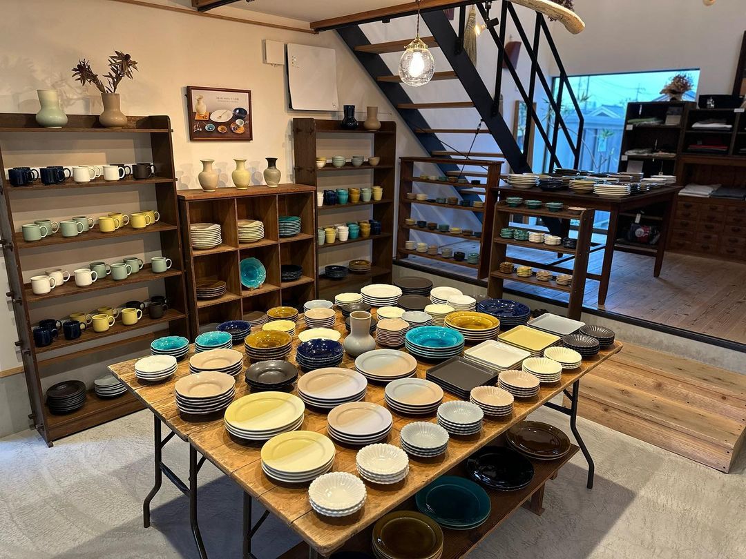franknoottuto's tweet photo. Awabiwareうつわ展が開催しました!
シンプルで使いやすく、味わいも感じられる女性の方にファンが多い陶器です。
キッズルームもありますのでご家族でどうぞ^^
4/22(土)~5/7(日)
(会期中火曜日はお休み)
#岡山 #イベント #4月22日 #あわびウェア
#awabiware #岡本純一 #淡路島 https://t.co/RB6Eejjnx3