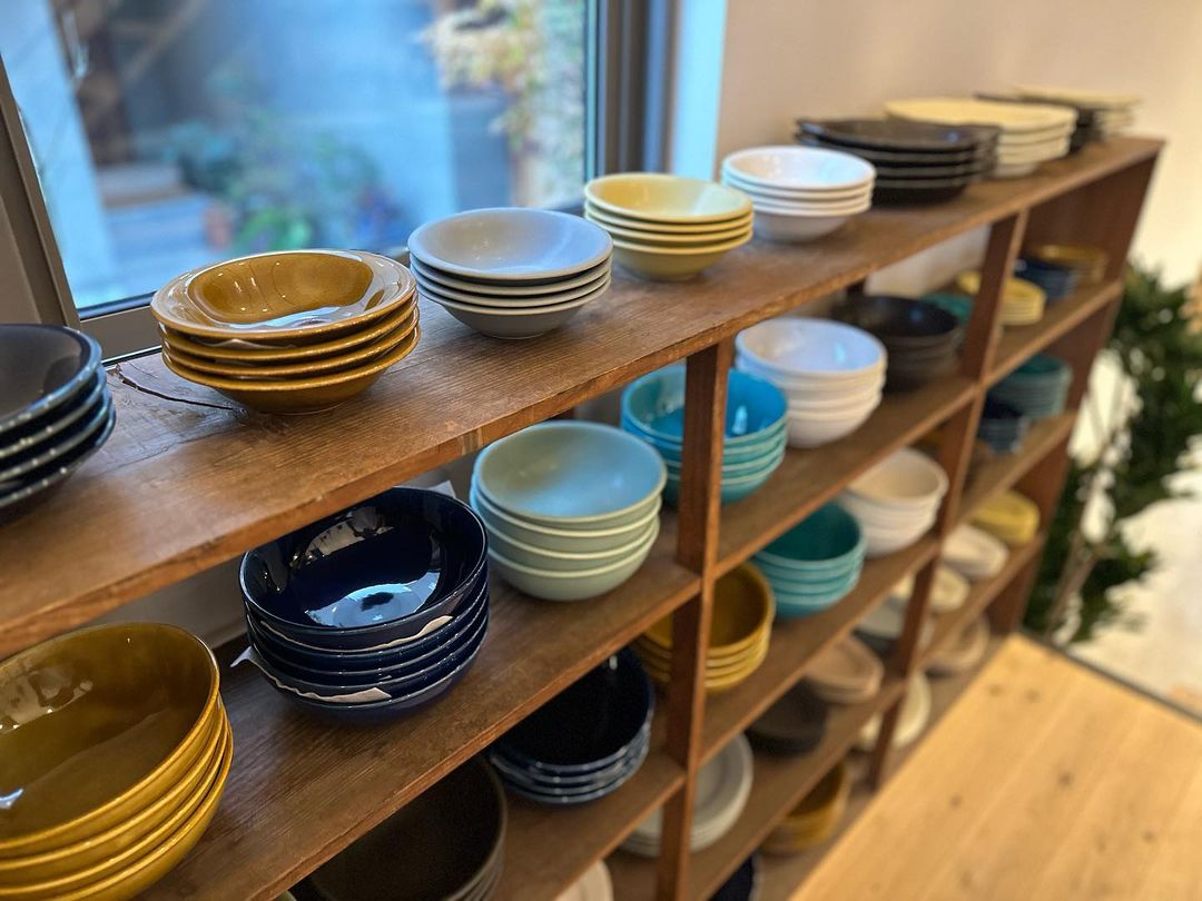 franknoottuto's tweet photo. Awabiwareうつわ展が開催しました!
シンプルで使いやすく、味わいも感じられる女性の方にファンが多い陶器です。
キッズルームもありますのでご家族でどうぞ^^
4/22(土)~5/7(日)
(会期中火曜日はお休み)
#岡山 #イベント #4月22日 #あわびウェア
#awabiware #岡本純一 #淡路島 https://t.co/RB6Eejjnx3