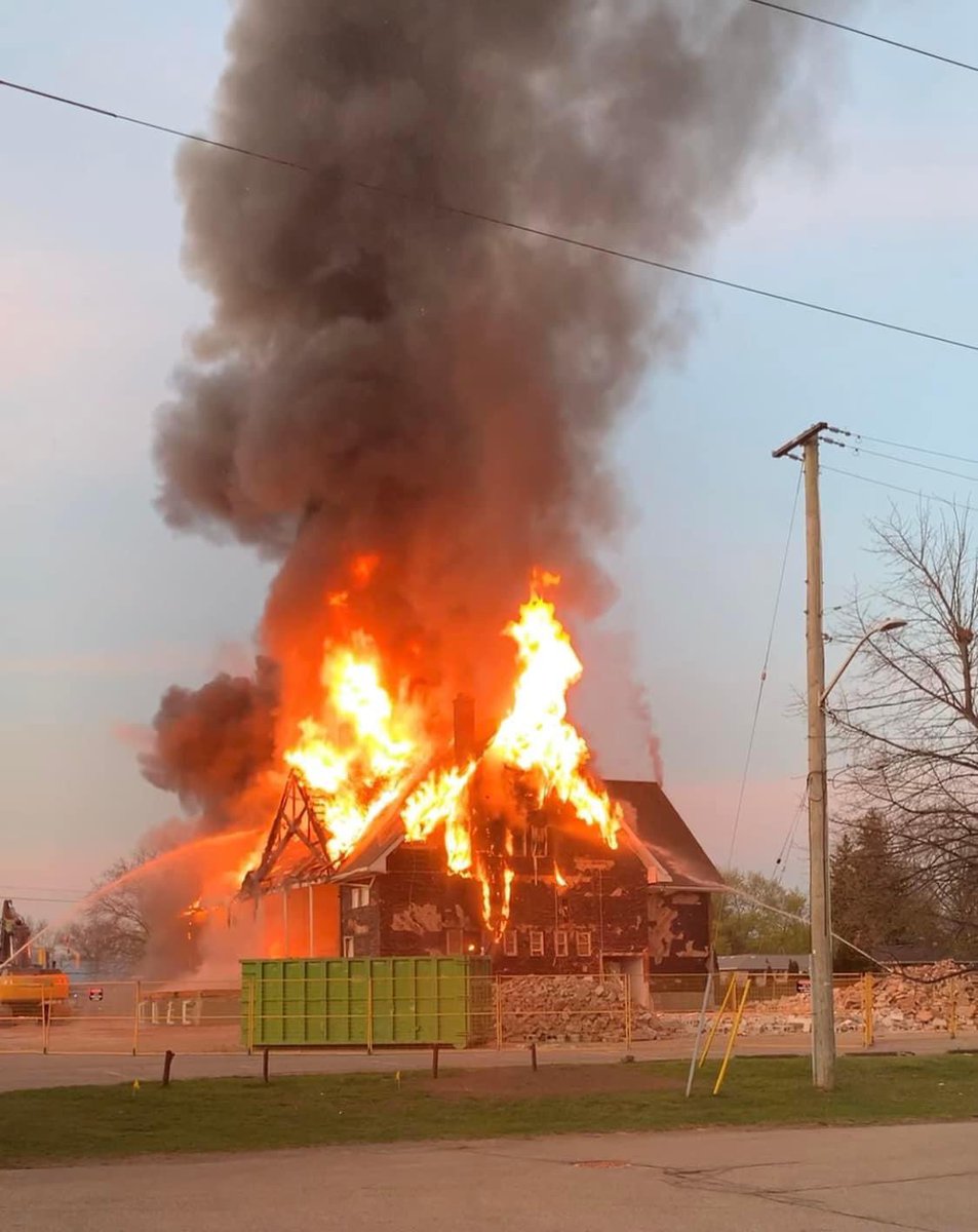 PMunozIturrieta's tweet photo. Otra iglesia incendiada en Canadá, en este caso una iglesia cristiana en St. Catherine’s, Ontario. Ya van más de 80. Jamás te enterarás por las noticias, ni Trudeau pedirá perdón…
Hay un detenido por el hecho. https://t.co/lUycn6tnGD