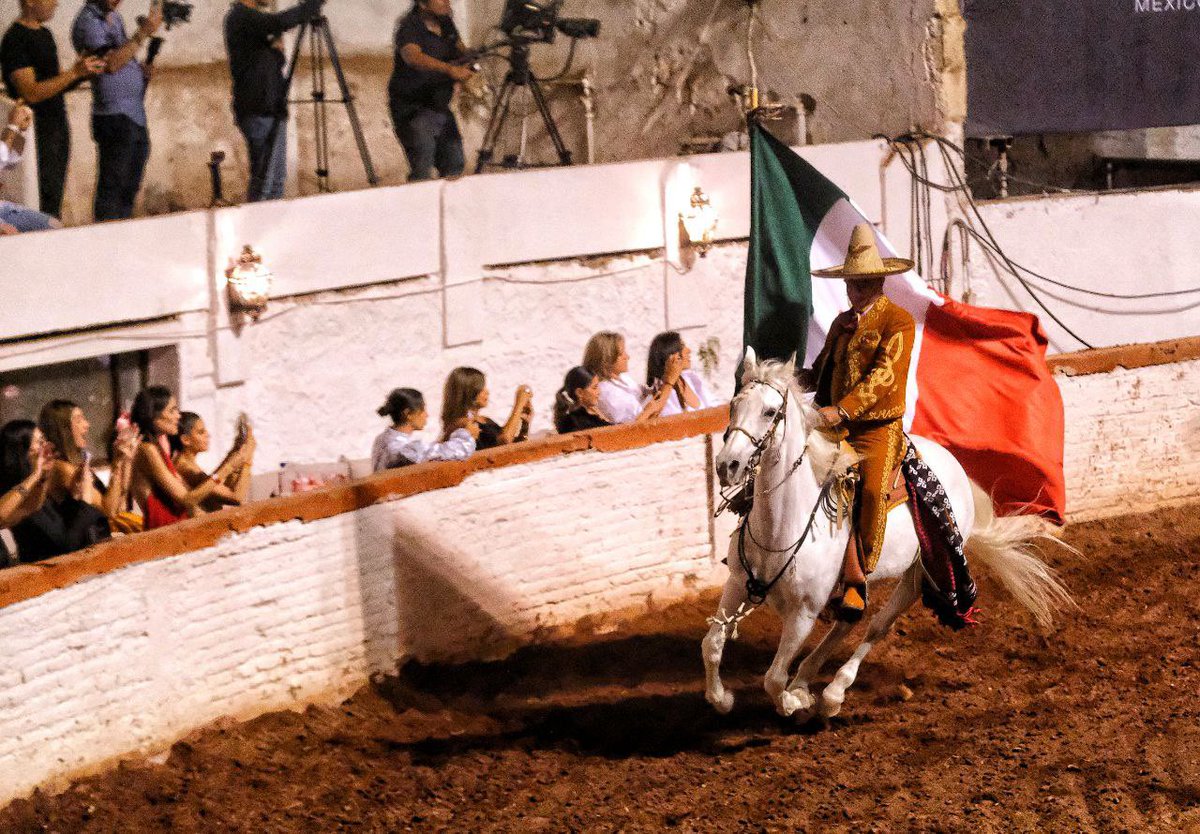 Orgullosa de mi México, 
de mi cultura y mis tradiciones. Orgullosa de ti <a href="/BSantosOficial/">BenitoSantos Oficial</a> que honor poder presenciar esta pasarela inspirada en la charrería y escaramuzas.

¡Sin duda un evento que nunca olvidaremos!
Lleno de colores, música y recuerdos.