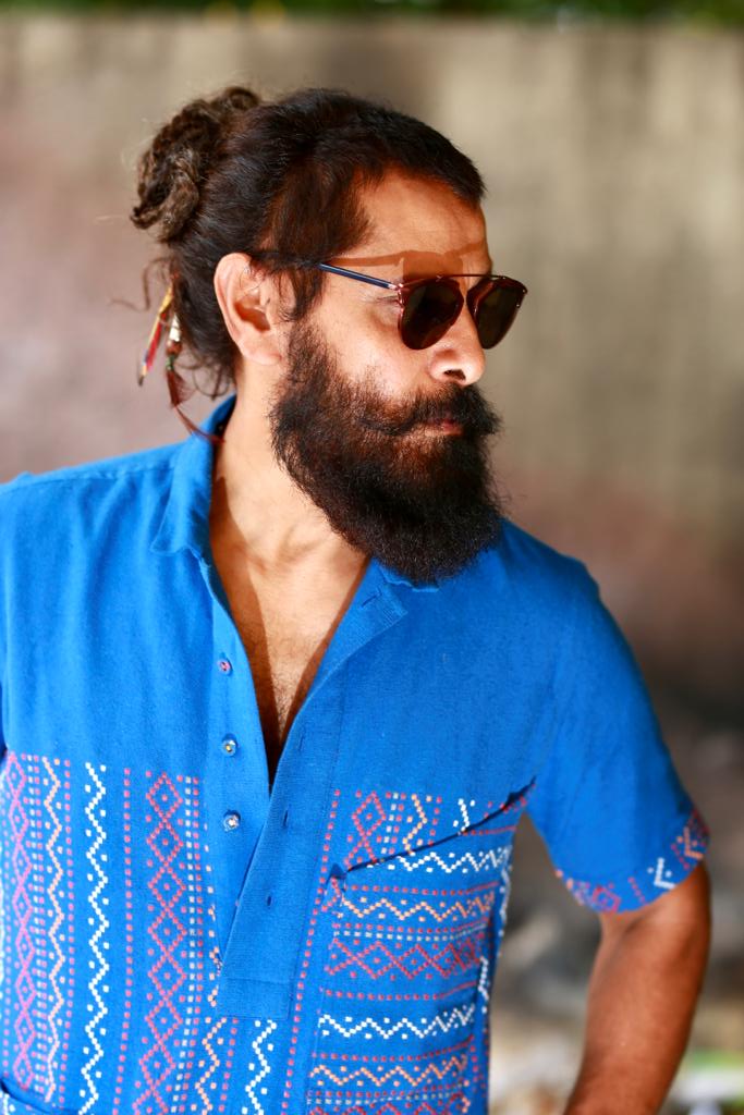 sureshkrishan8's tweet photo. Style king @chiyaan 😎
#PsTour #ChiyaanVikram #PonniyinSelvan2 ❤️🔥 https://t.co/NQvBFFUFAE