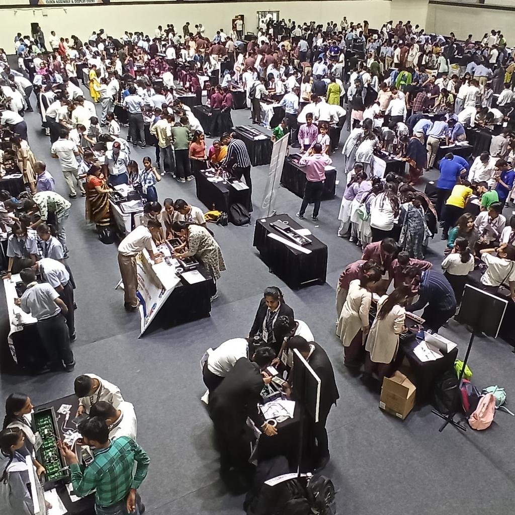 pankajrawal's tweet photo. The mood at world's largest global climate clock assembly event
#energyswaraj
#timeiskicking https://t.co/oAXCdND0a3