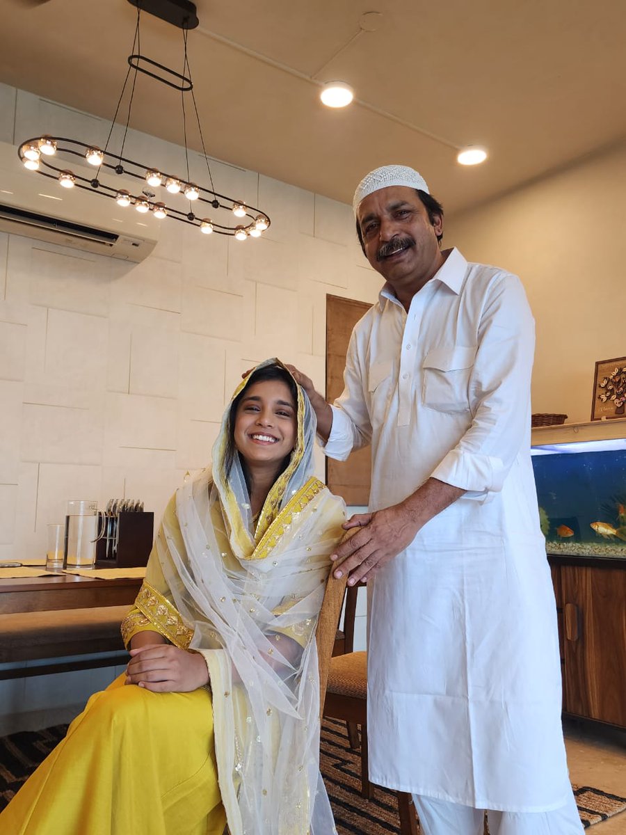 papatouqeer's tweet photo. EID Mubarak aap sabhi ko, allah aap sabko hamesha khush rakhe... aameen🤲❤️🤲 https://t.co/jv1Ldvcn4n