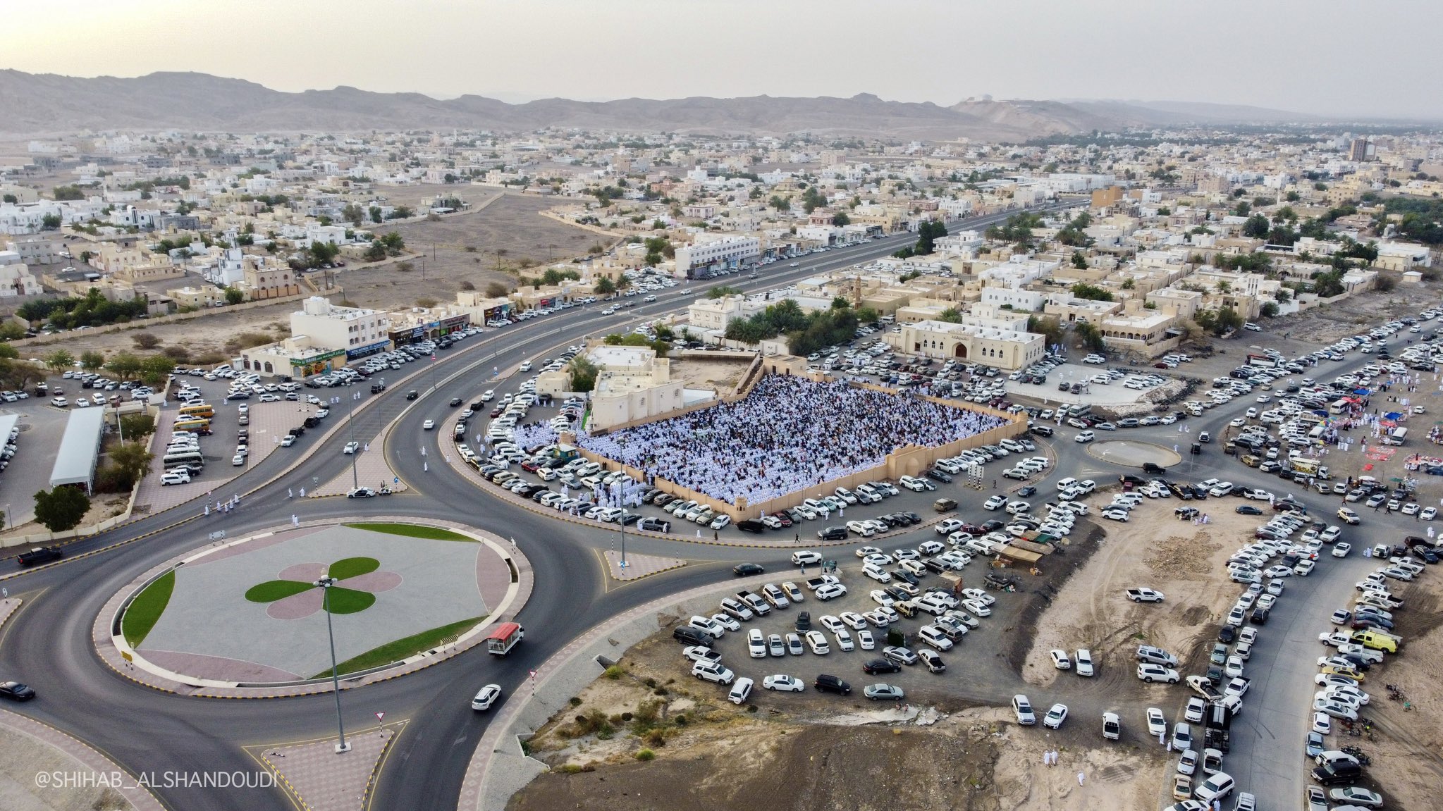 ???? صور من مصلى العيد : صلاة ‫#عيد_الفطر_المبارك‬ ، بولاية ‫#عبري‬ بمحافظة الظاهرة. 

‫#العيد_فرحه‬ ‫#عيد_الفطر_المبارك‬ 
‫#صلاة_العيد‬ ‫#لقطة_عمانية_في_العيد‬ 
‫#كل_عام_انتم_بخير‬