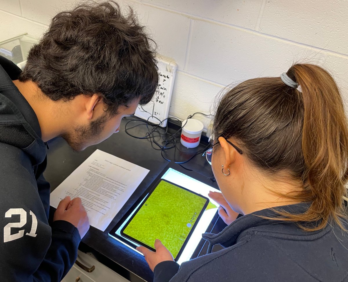 ERoumeli's tweet photo. #Earthweek celebrations were fun! 4/18 we joined @uwcse's computing 4 the #environment symposium. 4/20 we welcomed 10th graders to our lab &amp; celebrated what we do with #AmazingAlgae in our lab  #bioplastics (sneaked in some of our fav bacteria too there) #CCEW @AmerChemSociety https://t.co/YQV65q44nD