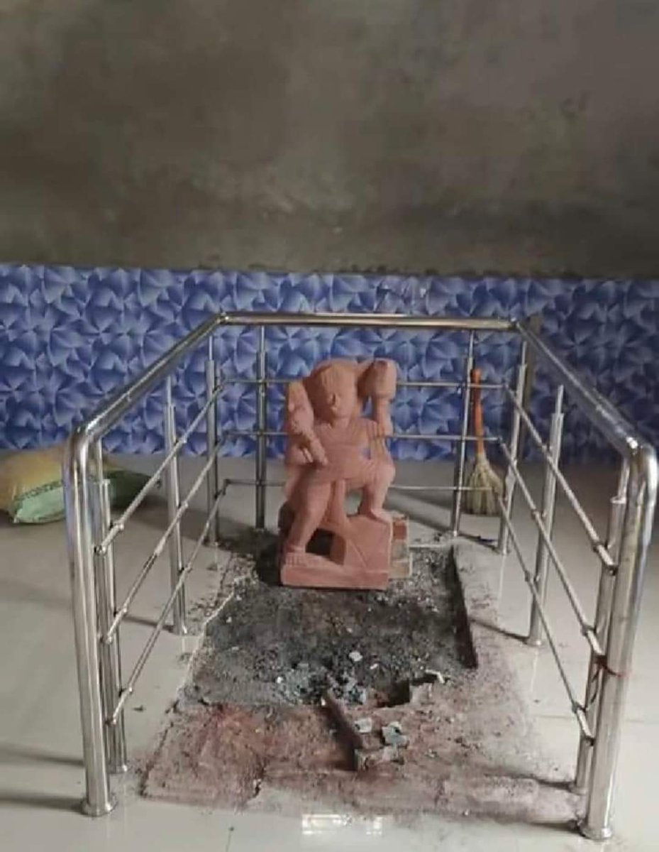 हरियाणा, भिवानी में पीर साहब मजार में लेटे थे पता नही रातों रात कब  हनुमान जी का अवतरण हुआ 😃😃

#जय_बजरंगबली🙏🏻🚩
#जय_श्रीराम 🙏🙏🚩