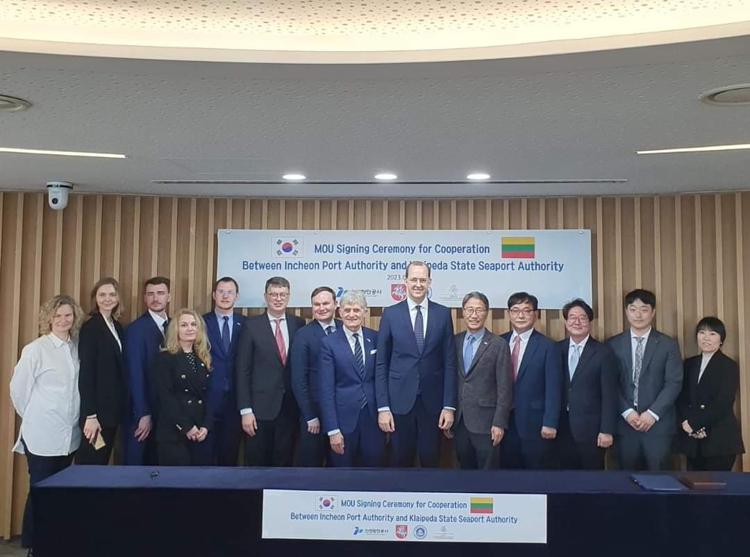 J_Skackauskas's tweet photo. Visited 2nd by size 🇰🇷 @incheonport, #incheonfreeeconomiczone and incredibly green downtown of #Incheon. MoU between #KlaipėdaSeaPort & @incheonport was signed. 🇰🇷🇱🇹🤝! @LRsusisiekimas @FezKorea @LTinKorea https://t.co/AASJIJRRQZ