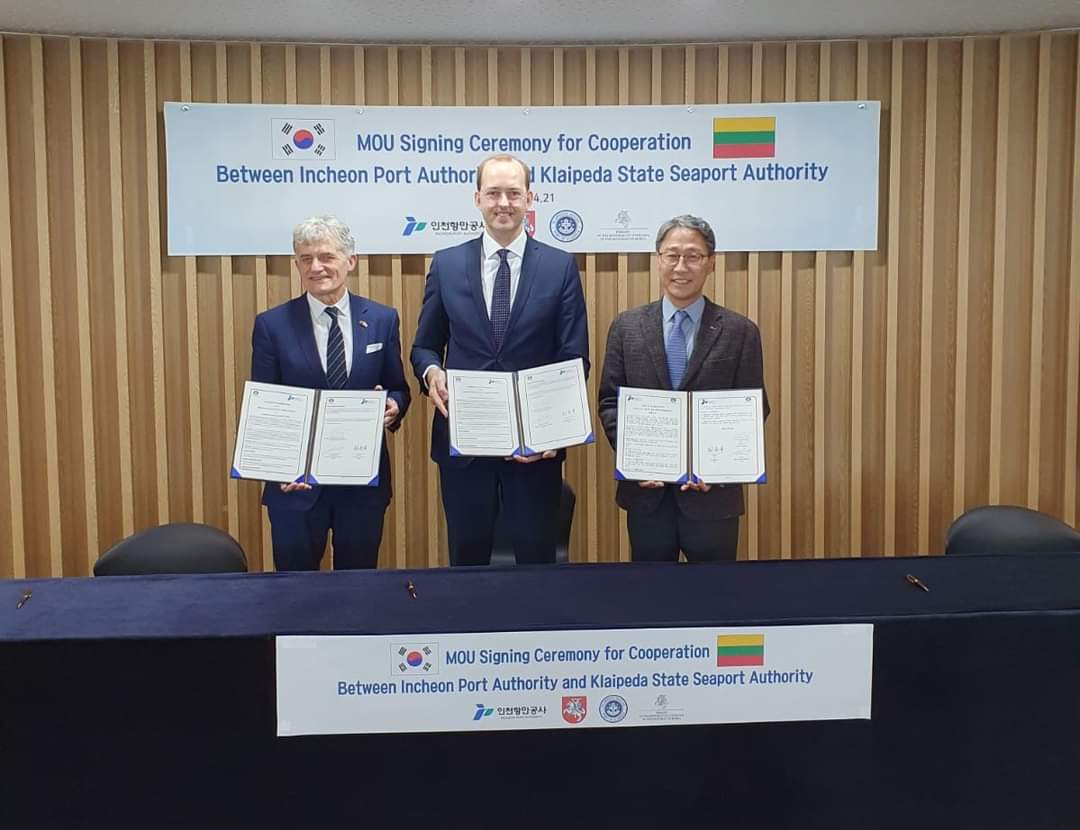 J_Skackauskas's tweet photo. Visited 2nd by size 🇰🇷 @incheonport, #incheonfreeeconomiczone and incredibly green downtown of #Incheon. MoU between #KlaipėdaSeaPort & @incheonport was signed. 🇰🇷🇱🇹🤝! @LRsusisiekimas @FezKorea @LTinKorea https://t.co/AASJIJRRQZ