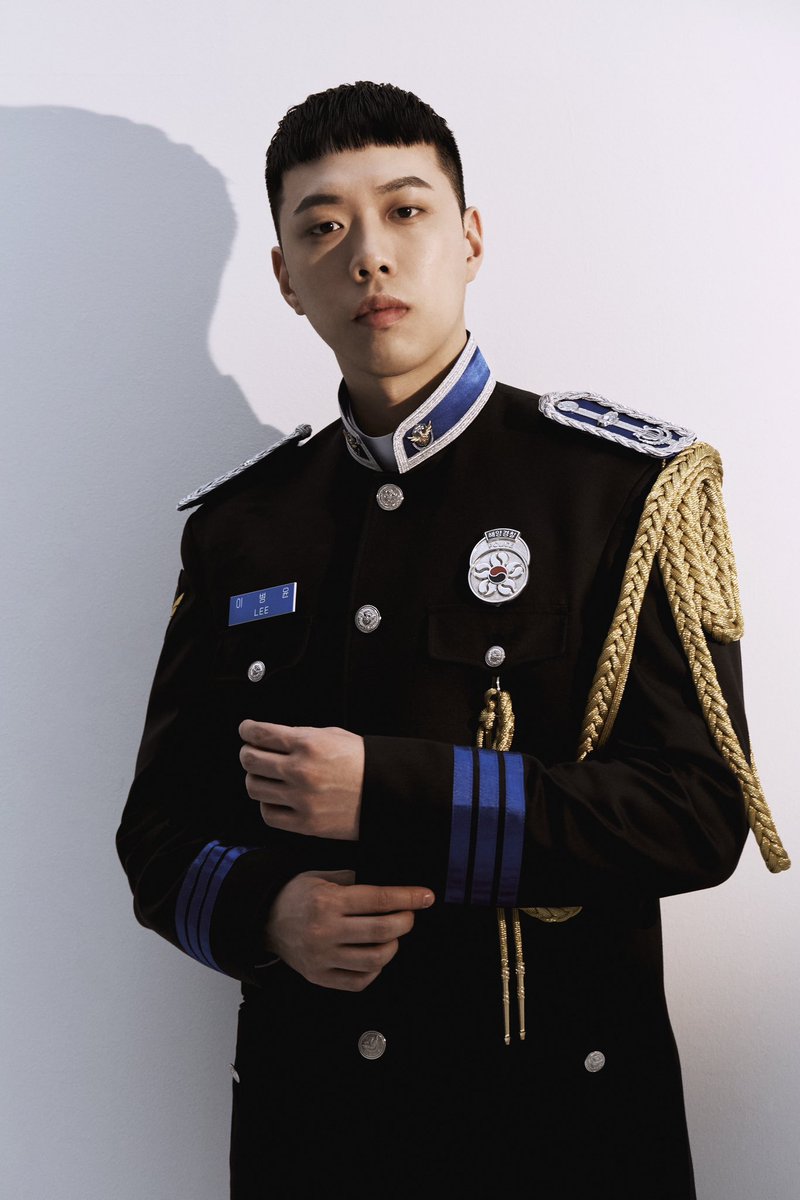 20개월의 군생활을 기다려주신 팬분들에게 깊이 감사의 말씀을 전합니다. 
앞으로 죽이는 작품들과 여러 활동으로 찾아뵙도록 하겠습니다.

I’d like to say thanks to the fans waited for my 20 months in the military service.
I’ll come back with awesome music .

아싸 전역 ㅋㅋㅋㅋㅋㅋㅋ