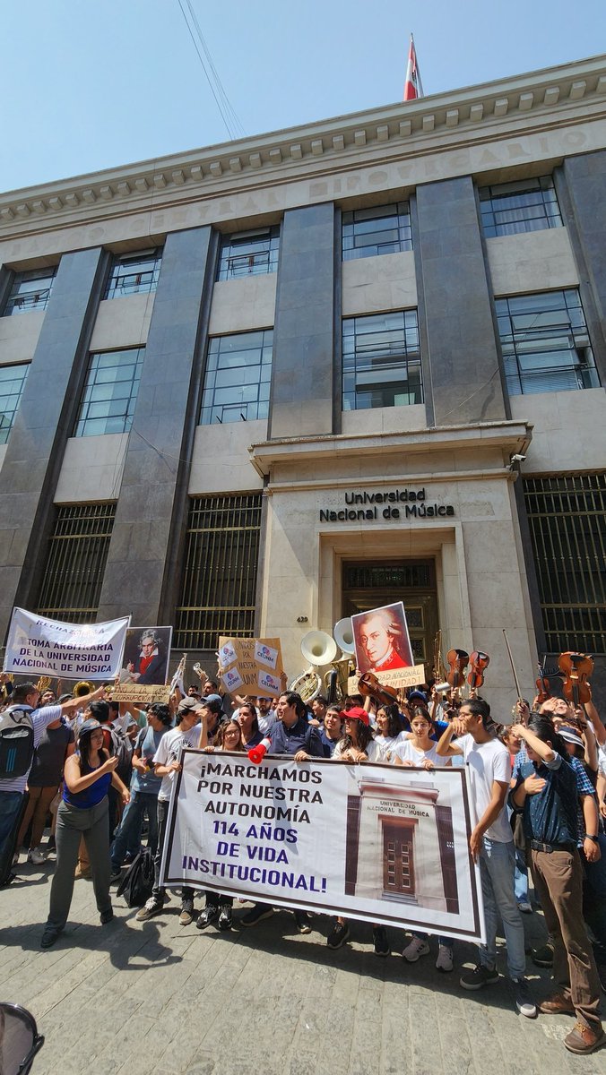 paulation's tweet image. Plantón pacífico, con una vibra alucinante y lleno de música. Muy emocionante. Un gran ejemplo de unión y coraje para defender su institución, la Universidad Nacional de Música.
&quot;Si nuestra educación no van a respetar, con música y canción vamos a protestar.&quot;