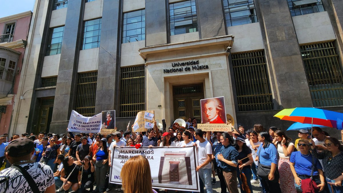 paulation's tweet image. Plantón pacífico, con una vibra alucinante y lleno de música. Muy emocionante. Un gran ejemplo de unión y coraje para defender su institución, la Universidad Nacional de Música.
&quot;Si nuestra educación no van a respetar, con música y canción vamos a protestar.&quot;