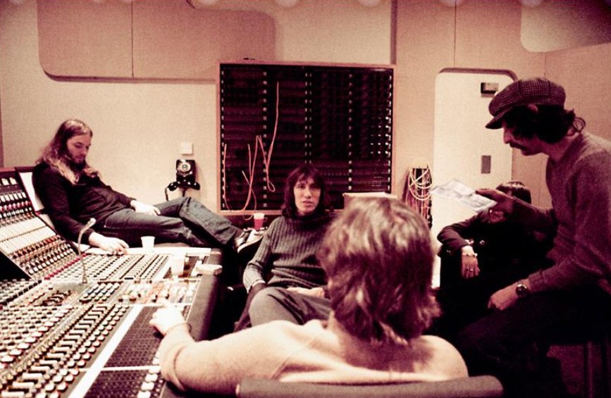 crockpics's tweet photo. Pink Floyd at Abbey Road Studios, 1975. Photo by Jill Furmanovsky. https://t.co/E9hFoebHF6