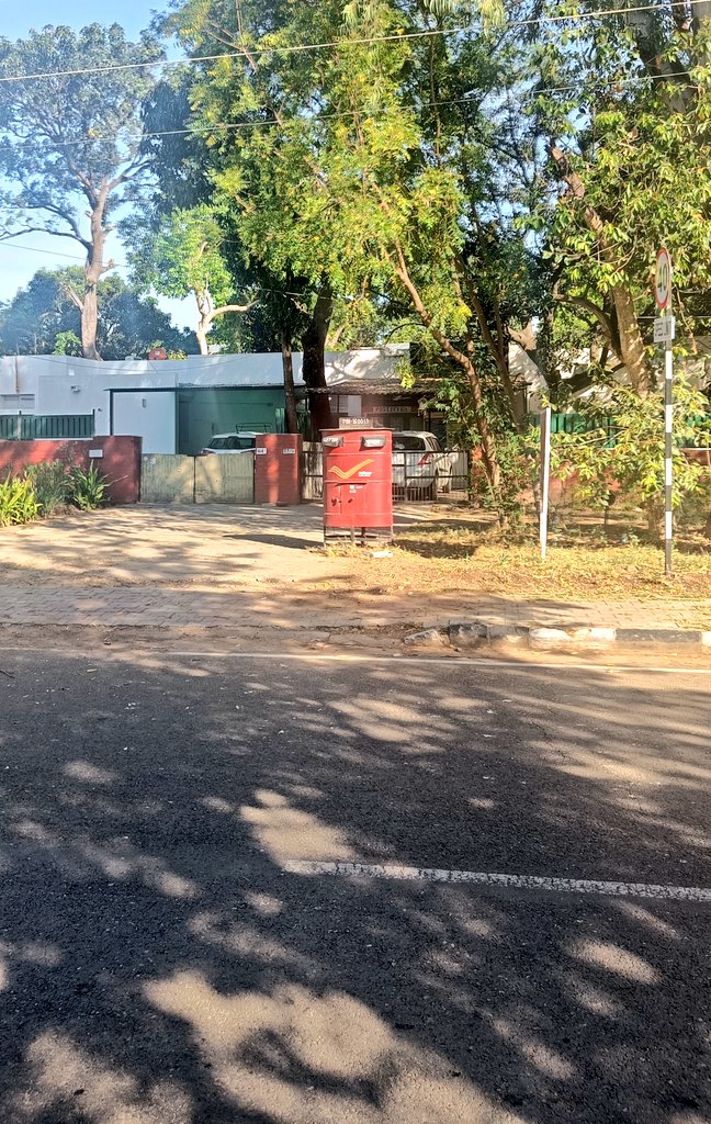 sPuwar's tweet photo. Mulberry stained roads, blue skies, tall green trees, white and red painted houses #160019 #growingupdays #allmylife #gratitude https://t.co/ul2lo4Vq6i