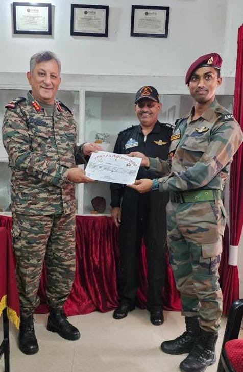 artrac_ia's tweet photo. “Flying High, Dominating the Skies”
Lt Gen PS Minhas, #Commandant #OTAGaya felicitated budding Pilots of Basic Microlight Flying Course at Army Adventure Nodal Centre (Microlight), Gaya. He complimented the Team #FlyingRabbits for excellent & successful conduct.
#ARTRAC
@adgpi https://t.co/11uCu8XGmK