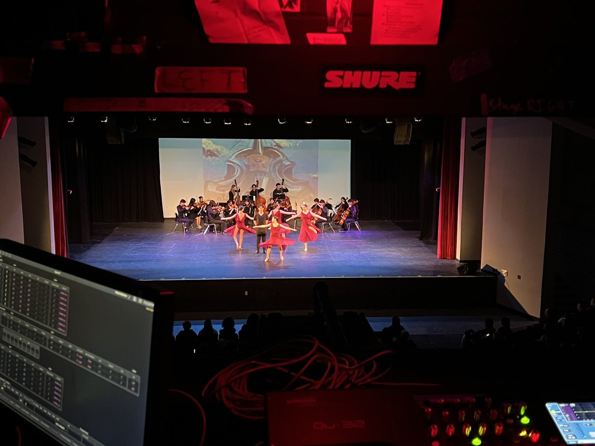 dcchill22's tweet photo. Such a fun night getting to hang with the North Shore Dance department! Daydreams was a huge hit! You’re a rockstar Mrs. K! @nshoredance @drzublionis @BrianMessemer @RyanWOHara  @NSMSBands @CatalanoChoirs @NSArts1 @NSArtsAngels @NSMS_Masquers @NMasquers @CarolASmyth https://t.co/JN533aZBPU