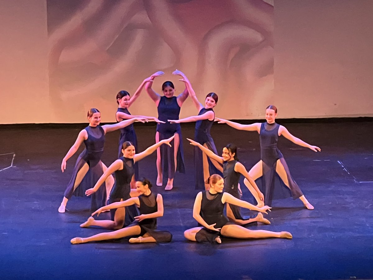 dcchill22's tweet photo. Such a fun night getting to hang with the North Shore Dance department! Daydreams was a huge hit! You’re a rockstar Mrs. K! @nshoredance @drzublionis @BrianMessemer @RyanWOHara  @NSMSBands @CatalanoChoirs @NSArts1 @NSArtsAngels @NSMS_Masquers @NMasquers @CarolASmyth https://t.co/JN533aZBPU