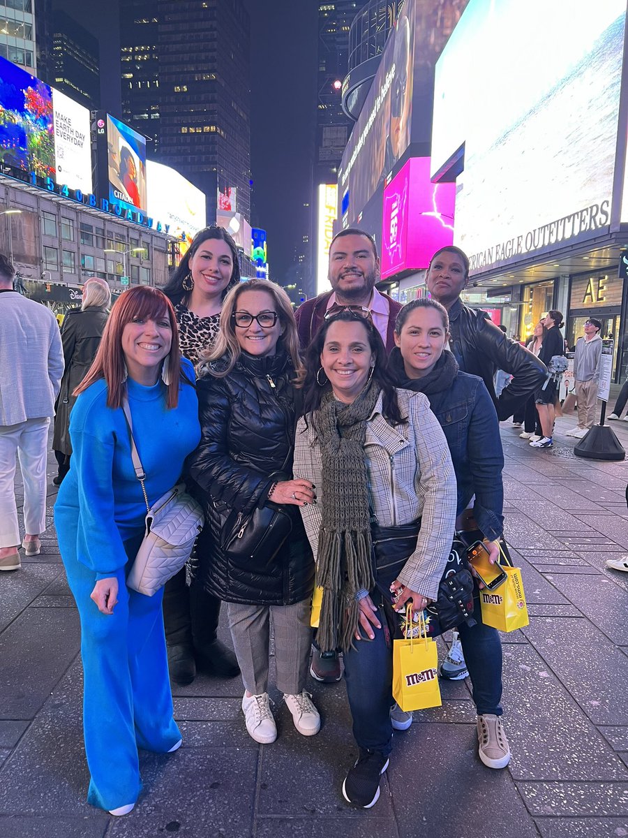 JannetSanchezAP's tweet photo. Teambuilding in the big apple!! 🍎🗽#PostConferenceFun #LearningAndTheBrainConference https://t.co/8oYReM4VEf