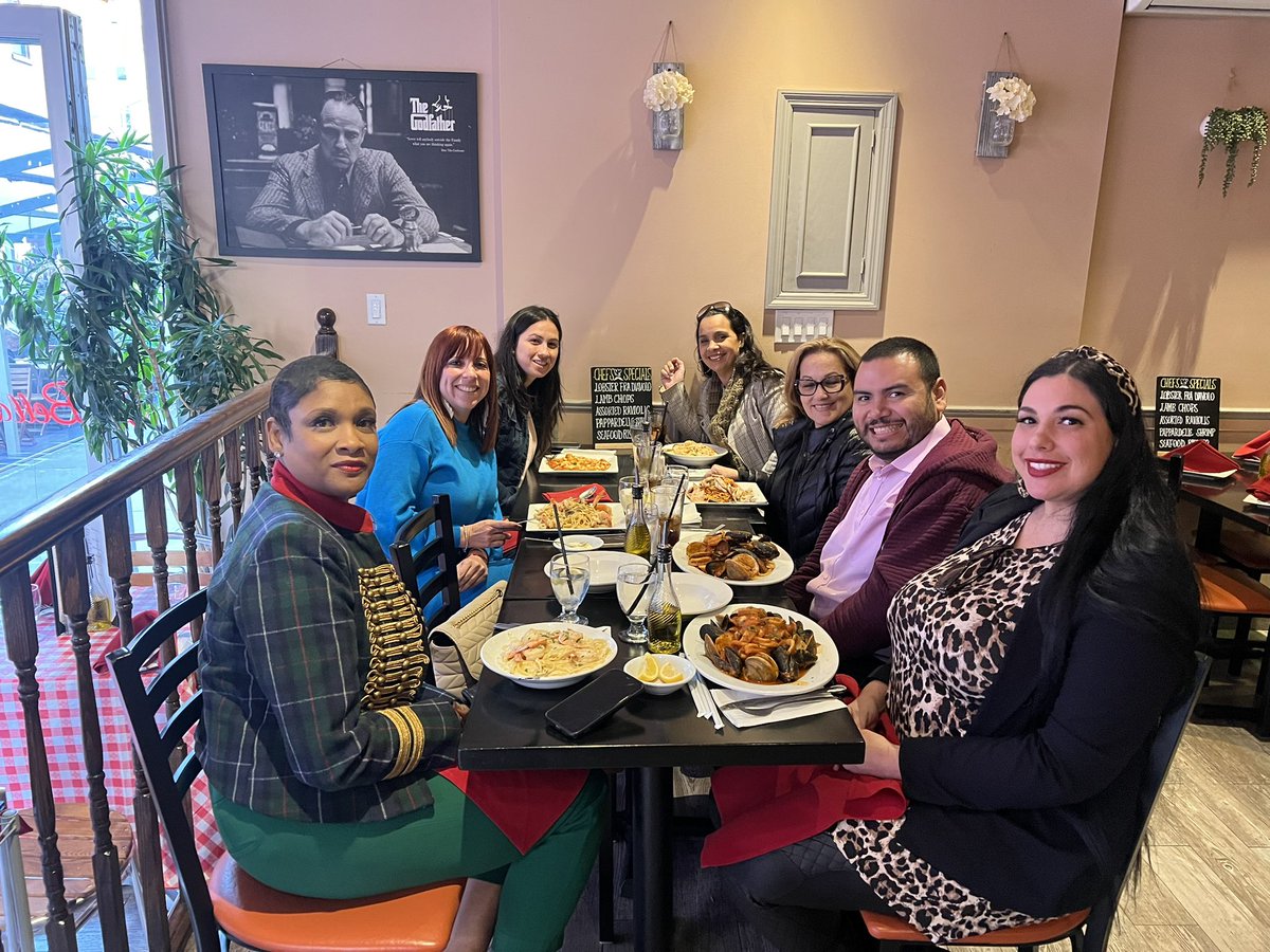 JannetSanchezAP's tweet photo. Teambuilding in the big apple!! 🍎🗽#PostConferenceFun #LearningAndTheBrainConference https://t.co/8oYReM4VEf