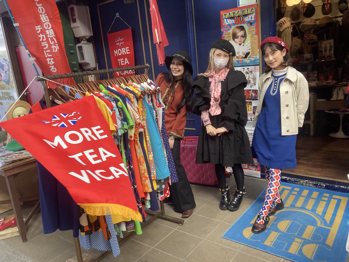 harauru's tweet image. そして @MoreTeaVicar512 popupshop at @fabchic_oosu 始まってますよー！

さっそくおれもイカしたバッジ買っちゃいました😆💫

夜はローリングマンで #getbacksessions よろしくお願いしますー！

※19時ごろ店閉めます

instagram.com/p/CrUsEfiPaEq/…