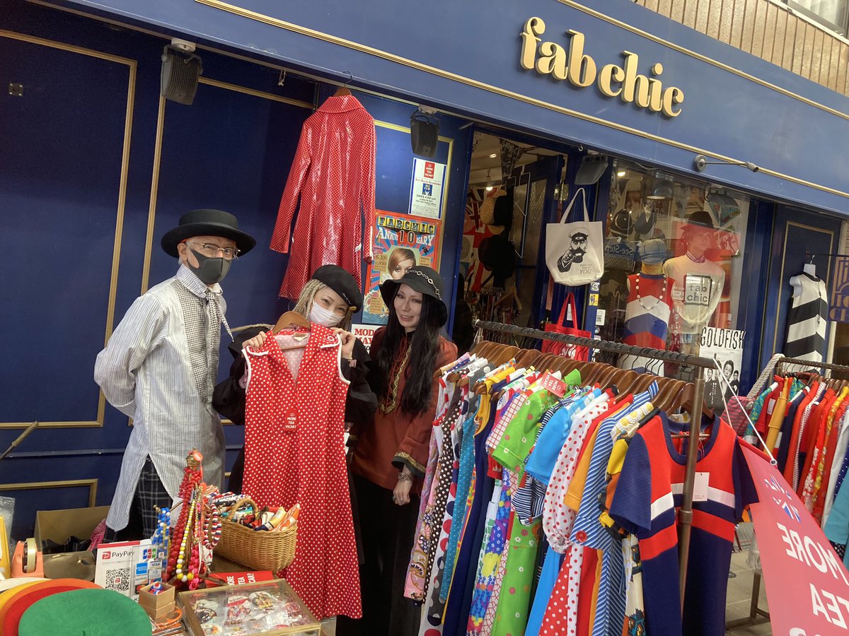 harauru's tweet image. そして @MoreTeaVicar512 popupshop at @fabchic_oosu 始まってますよー！

さっそくおれもイカしたバッジ買っちゃいました😆💫

夜はローリングマンで #getbacksessions よろしくお願いしますー！

※19時ごろ店閉めます

instagram.com/p/CrUsEfiPaEq/…