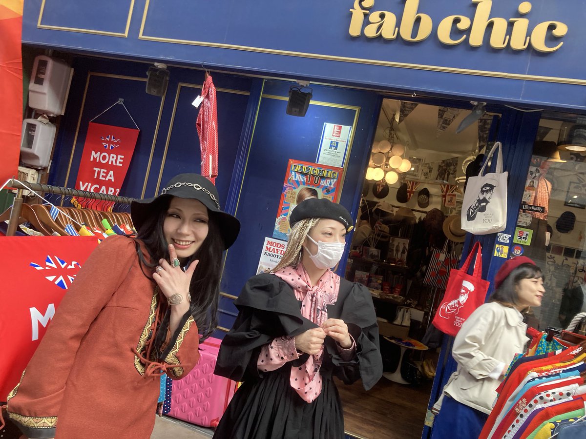 harauru's tweet image. そして @MoreTeaVicar512 popupshop at @fabchic_oosu 始まってますよー！

さっそくおれもイカしたバッジ買っちゃいました😆💫

夜はローリングマンで #getbacksessions よろしくお願いしますー！

※19時ごろ店閉めます

instagram.com/p/CrUsEfiPaEq/…