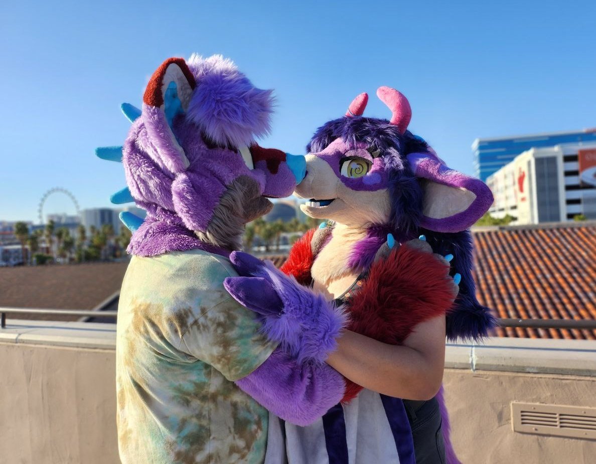 SnooziMoo's tweet photo. Ohoho, lvfc was an absolute blast 💕
Got to boop these two adorable ass beans 💙💙 @snaarlings @halcyberry 
#FursuitFriday #LVFC https://t.co/azMLeW4JQv