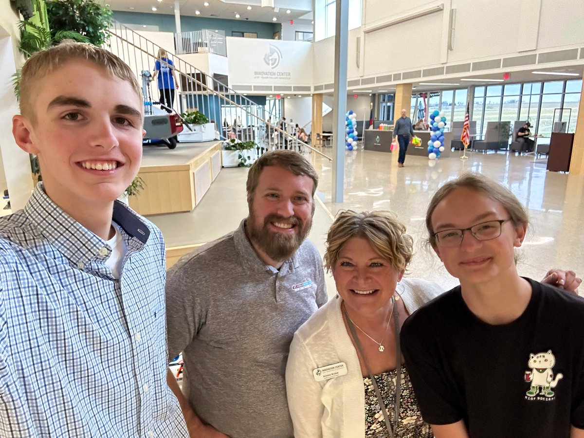 willisowen01's tweet photo. Thank you to the entire @ICSVVSD staff for such a wonderful Senior Recognition Night this evening. Being part of this incredible program in @SVVSD has been the highlight of my time as a student in St. Vrain. So grateful for everyone that makes this place so special. https://t.co/2YedDm8yYS