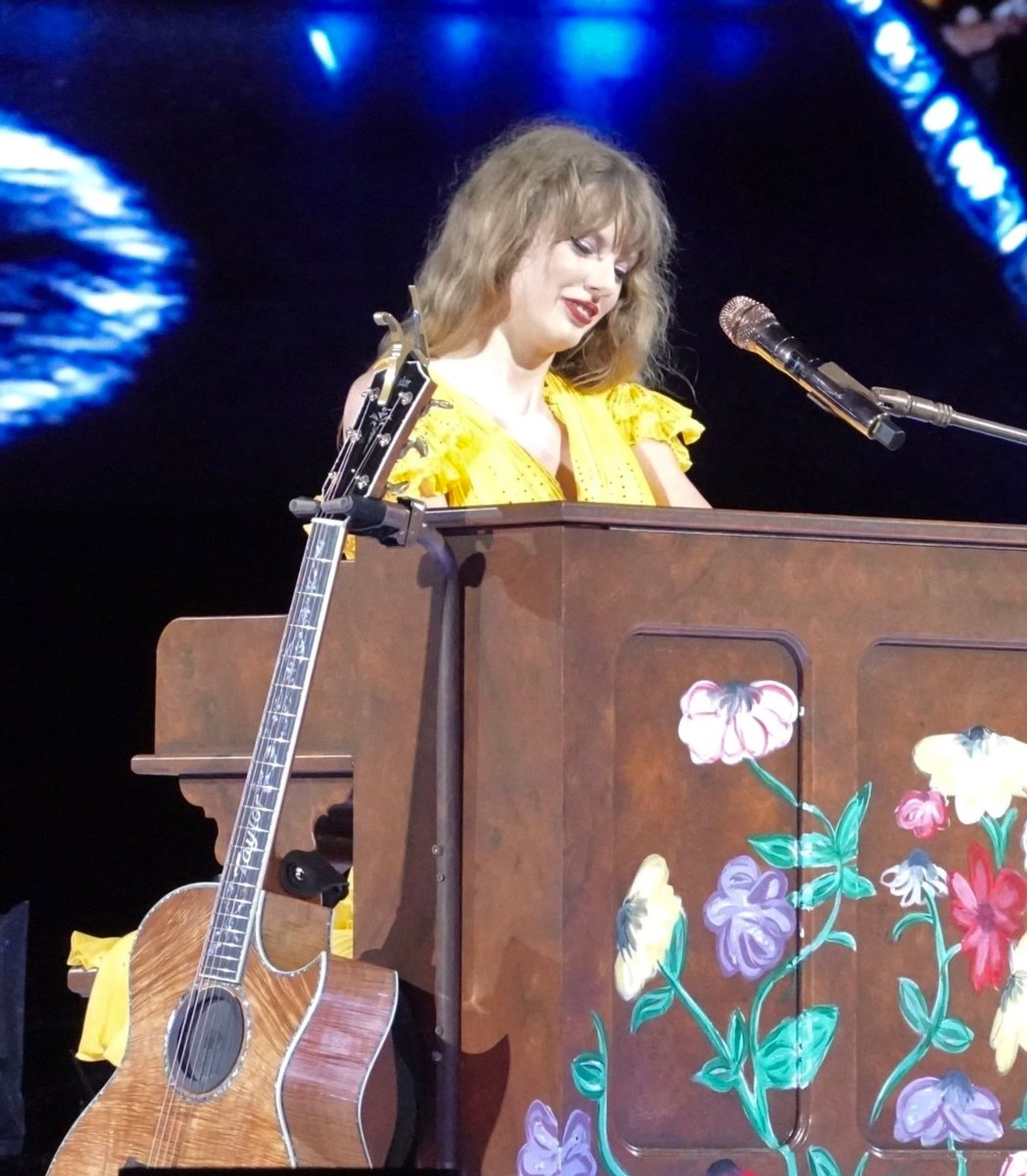 TheSwiftSociety's tweet photo. ‼️| Tonight’s surprise songs are 'Wonderland' and 'You’re Not Sorry' https://t.co/1N5jVtvF6d
