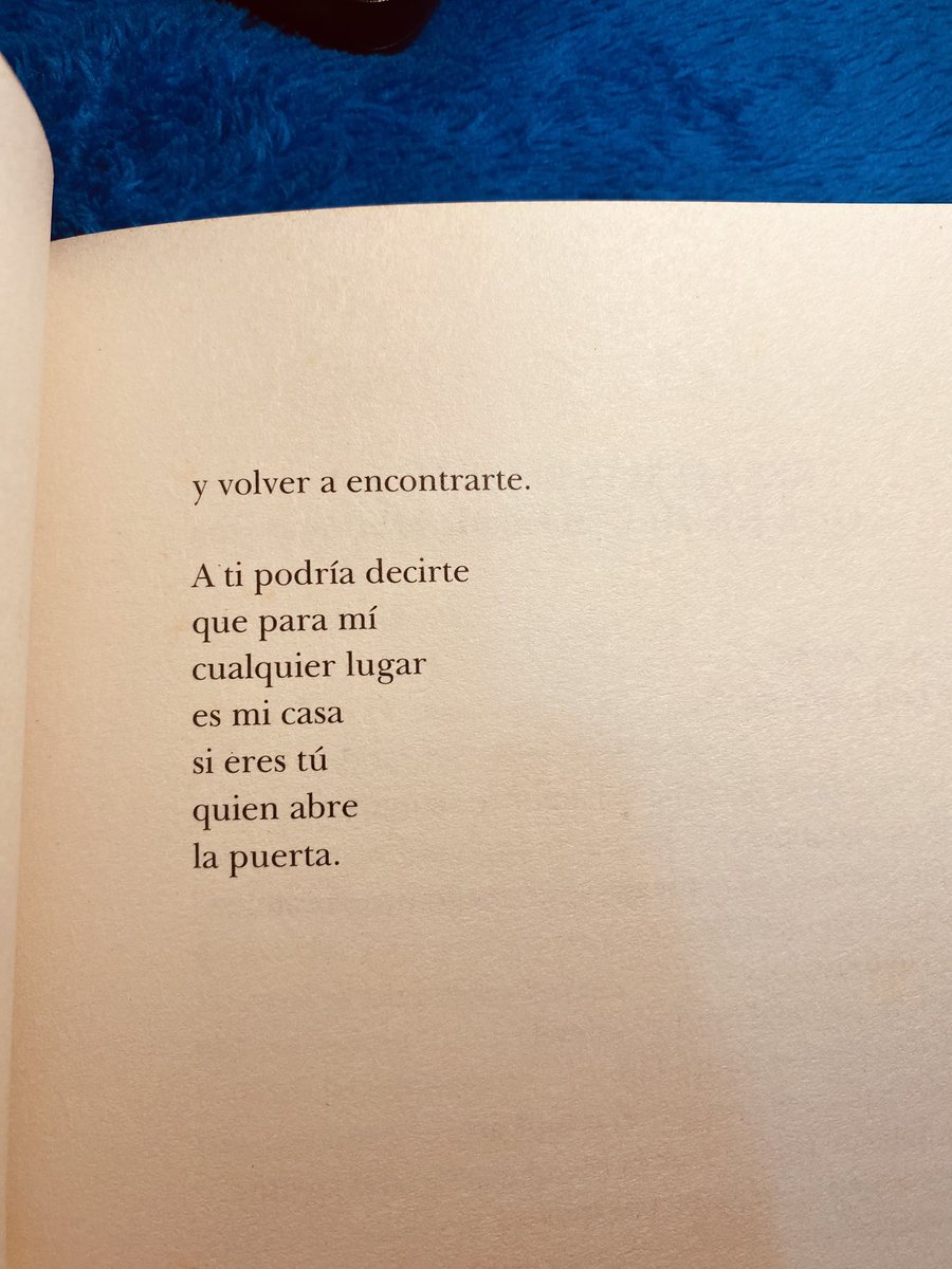 Cementedelibros's tweet photo. “A ti podría decirte 
que para mí 
cualquier lugar 
es mi casa 
si eres tú 
quien abre 
la puerta.”
Poema: Lugar. Casa. Hogar.
Libro: Ya nadie baila
Autor: @elvirasastre 
#cementeriodelibros https://t.co/FF0lSBoBbi