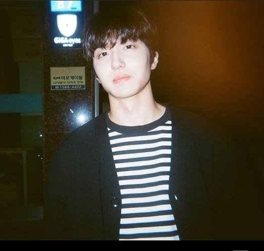 only_icepark's tweet photo. K Actor Kang Chan-hee post a young photo of him with Moonbin he even change his profile picture to white this is so 😭🖤 https://t.co/xUp5urrP7X