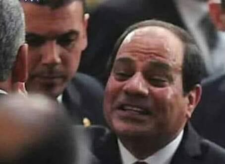 Mohamed71935373's tweet photo. لو افترضنا جدلا انه رئيس وطني وبيحب مصر وشعبها
لو افترضنا انه ليس بعميل وان الخيانة العظمى لا تمت له بصلة من قريب او بعيد ، 
ممكن اعرف لو حضرتك بتزرع جاسوس خائن في مصر هيعمل ايه مختلف عن ما فعله هو في مصر وفي شعبها؟
اولا سلم الجزر المصرية تيران وصنافير للسعودية لتكون مياه دولية وتقفد سيطرتك على عبور السفن العدو في الاراضي المصرية كما فعلنا في حرب 67 و 73

ثانيا  تغير عقيدة الجيش المصري من العداء للكيان لعداء المصريين المعارضين للكيان في شكل الارهاب المحتمل

ثالثا  تدهور الاقتصاد وضعف الجنيه المصري امام الدولار مما مكن الاعداء من خلال دولة عربية خائنة من شراء اراضي مصر بأبخس الاسعار

رابعا  صفقة القرن وحق العودة للفلسطنين اللاجئين الذي يضيع مع اخلاء و تهجير اهل سيناء

خامسا  امتلاك الاعلام الخاص والعام وتحريكه حسب ما يصب في مصلحة النظام و الكيان

سادسا   تدمير الحياة الاجتماعية وكل بيت في مصر فيه واحد متهم انه عميل والاخر خاين او ارهابي

سابعا  تزايد الفتنة الطائفية

ثامنا  توقيع إتفاقية المبادئ ٢.١٥  سد النهضة لتوصيل النيل للكيان بعد ان تعطش مصر ويكون توصيل المياه للكيان مقابل المياه لمصر كما انه لم يترك فرصة للاجيال القادمة للدفاع عن حقهم المشروع في شريان حياة مصر

تاسعا البرلمان الذي تم اختيار اعضائه ليدعموا النظام قام بعمل قانون يسمح بتوظيف العرب في المصالح الحكومية اي الكيان المجنسيين بجنسية الدويلة العربية التابعة للكيان ليتحكموا في  مفاتيح مصر

عاشرا   التفريط في حقول الغاز المصري للكيان ثم اعادة شراء الغاز منهم مرة اخرى بأعلى الاسعار

الحادي عشر   التفريط في 50%  من قناة السويس لصالح الدويلة (الكيان)  والبقية تأتي دون الرجوع للشعب في قضية امن قومي 

الثاني عشر  مشروع نيوم السياحي الكيان مع الدولة العربية المسلمة الاخري لغلق كل مداخل ومخارج مصر على البحر الاحمر لصالح الكيان

الرابع عشر  قتل ضباط وجنود الجيش في سيناء بنفس الطريقة ونفس الاسلوب دون تطوير في الدفاع او الهجوم او تحريك الطائرات لانقاذ ارواحهم من الكمائن 

الخامس عشر  إغراق مصر في الديون مقابل اصول واراضي مصر وشعبها وامنها القومي 

السادس عشر التفريط في اثار مصر وبيعها وتسليمها  للخارج تحت رعاية الدولة و تحت اعين الشعب المصري

السابع عشر هدم وحرق كل تراث وحضارة مصر الاسلامية و العربية والفرعونية ليجعل مصر وشعبها بدون هوية ولنكون عبيد تابعين لاي كيان يحكم مصر

الثامن عشر هدم بيوت الغلابة وهدم المساجد بشكل متعمد

التاسع عشر  التطبيع الكامل مع الكيان لدرجة اننا اصبحنا عبيد و الكيان هم الاسياد

العشرين  هدم و بيع مصنع الحديد و الصلب احد اهم تاريخ وتراث مصر في الصناعة المحلية وكذلك كل المصانع المنتجة

الواحد و العشرين تدمير منظومة الصحة و التعليم بشكل متعمد
اخيرا و ليس اخرا تهجير اهل جزيرة الوراق وسرقة اراضيهم و منازلهم لحساب الدويلة (الكيان) وبيعها دون شفافية حتي ينعم هو وحاشيته بسرقة اموال شعب مصر

تحيا مصر 
تحيا مصر
تحيا مصر