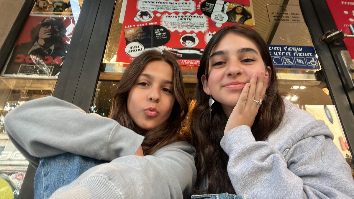 swiftlover__13's tweet photo. @taylornation13 waiting outside the record store for Taylor while watching live streams😋 #HoustonTSTheErasTour @taylornation13 #RSD https://t.co/C01X2Jvt8p