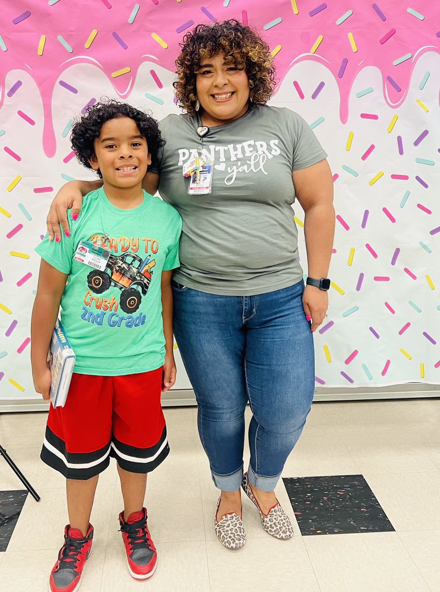 MarianaBreaux's tweet photo. 🩷🧁Muffins with Mom with my lil stud muffin 🧁🩷 #PearlHallProud #PantherPride #2ndYearAP #MommyandJuju #rothysinthewild #panthersyall #ilovemyjob https://t.co/jNJ7BJF3kg