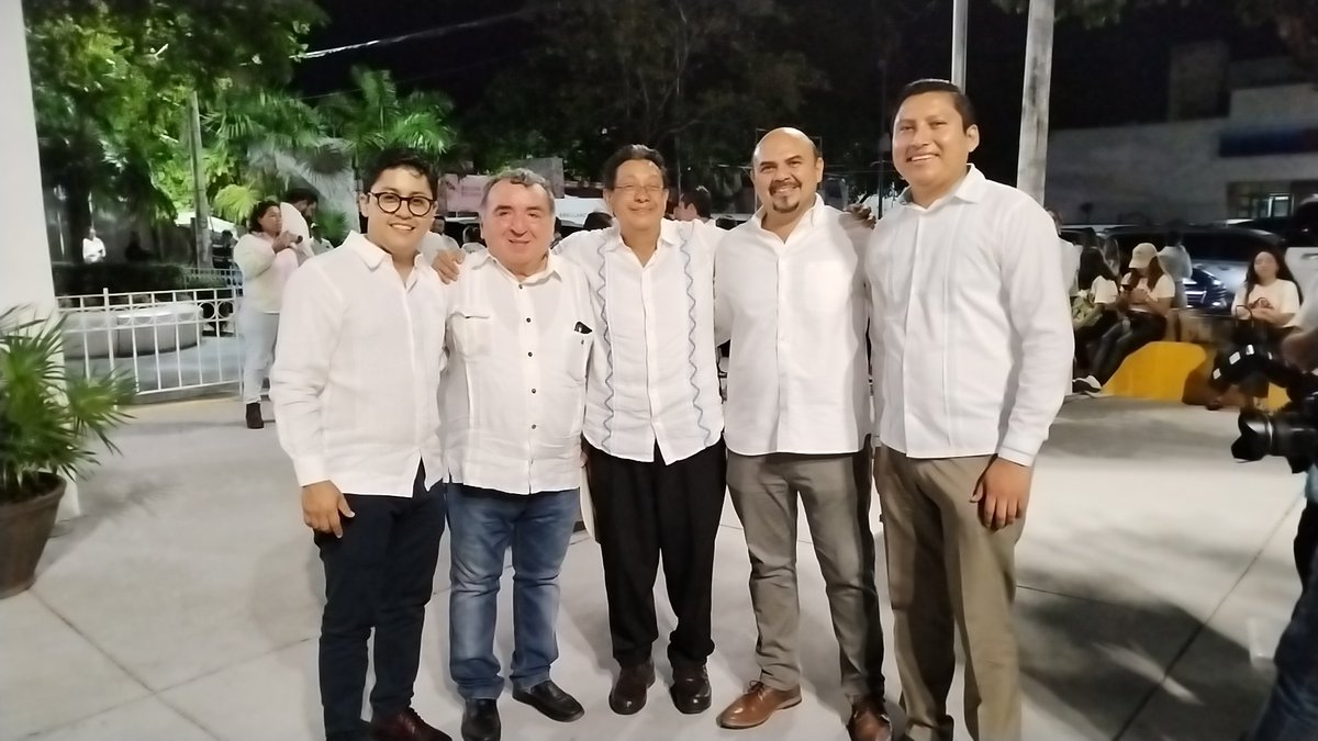 #CancúnNosUne #Cancún53Años Noche histórica y solemne en la Plaza de la Reforma, un gusto saludar a los amigos <a href="/cristopher35/">Cristopher Malpica</a> titular del @COQCYT , a <a href="/jorgeg512/">Jorge Gonzalez Duran</a> Conductor del Programa Radiofónico <a href="/DesdeElCafeCan/">Desde El Café Cancún</a> , al MC <a href="/alvarxavier/">Alvar Xavier Ortiz C</a> y a <a href="/Samuel_cervera/">Samuel cervera</a> entre otras personalidades.