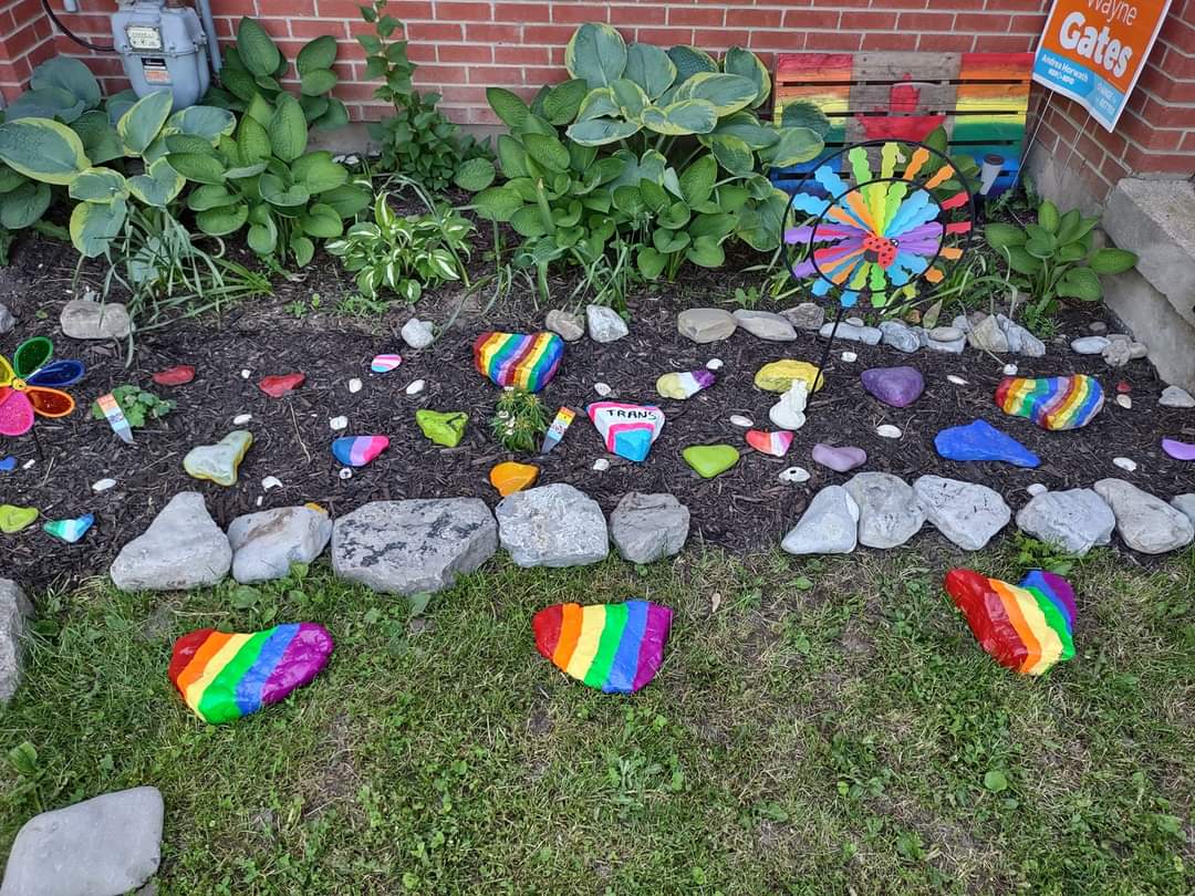 JustinPrestonn's tweet photo. If I reach 1000 retweets. I'll paint my entire rock garden rainbow 🏳️‍🌈 in celebration of #Pride2023. https://t.co/lpvVE69nFD
