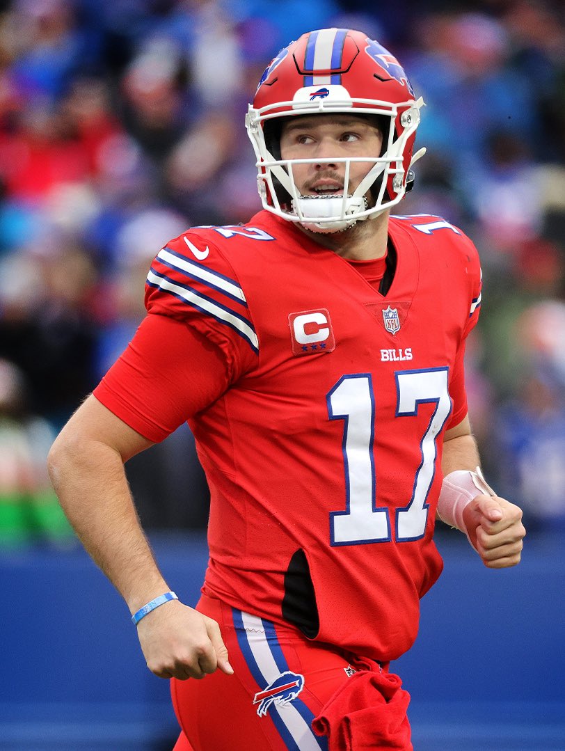 _bbrandonn_'s tweet photo. give us the red helmets @BuffaloBills https://t.co/ZOryFtjAhS